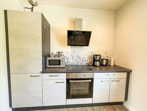 Countertop, Küchengerät, Flooring, Küche, Cabinetry, Major Appliance, Haushaltsgerät, Interior Design, Fussboden, Möbel