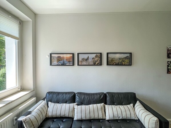 Interior Design, Wand, Möbel, Couch, Flooring, Bilderrahmen, Fussboden, Zimmer, Wohnzimmer, Decke