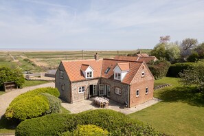 Drift Cottage (Salthouse): Set in one acre of gorgeous garden