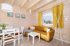 A cosy living room with a warm atmosphere. The comfortable sofa provides relaxation and rest, and the dining table allows you to enjoy meals together.