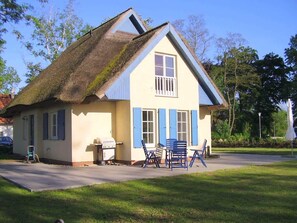 Das Haus umspannende Terrasse mit ca. 110qm