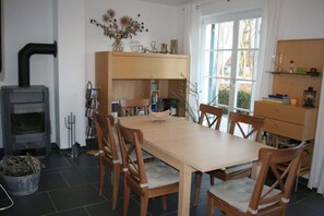 Essbereich mit Kamin