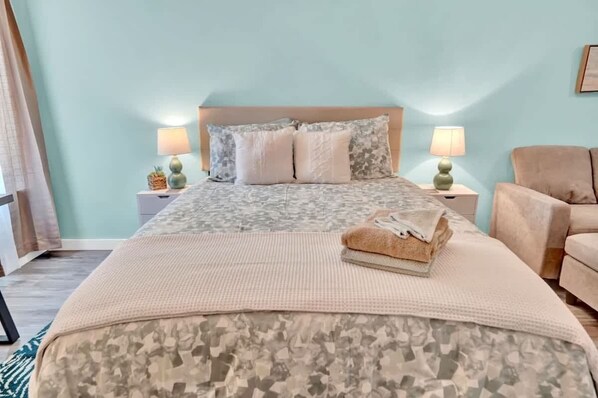 Beach-themed queen bed (memory foam mattress)