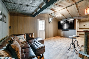 Bar Room | Smart TV | Arcade Game | 1st Floor
