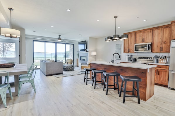 Water's Edge - E101, 3bdrm & 3bath (each room has a private bathroom)