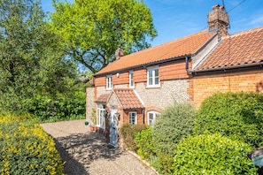 Holly Cottage (Edgefield): A charming brick and flint year-round hideaway with parking for four cars and a one-minute walk to the local pub