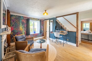 Holly Cottage (Edgefield): Entrance hall with ornamental fire