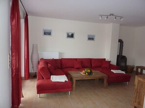 Wohnzimmer mit Kamin