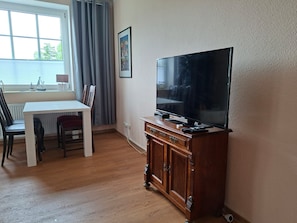 Wohzimmer mit Fernsehtisch