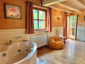 Private spa tub