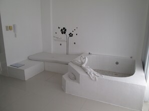 Jetted tub