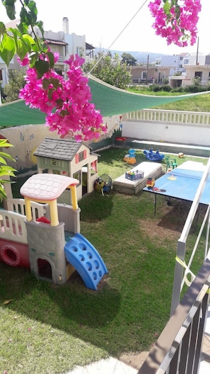 Children’s play area – outdoor