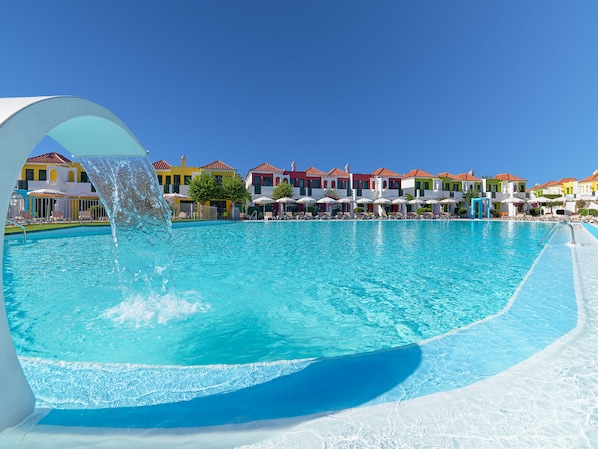 Piscina con cascata
