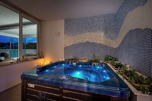 Banheira de hidromassagem interior