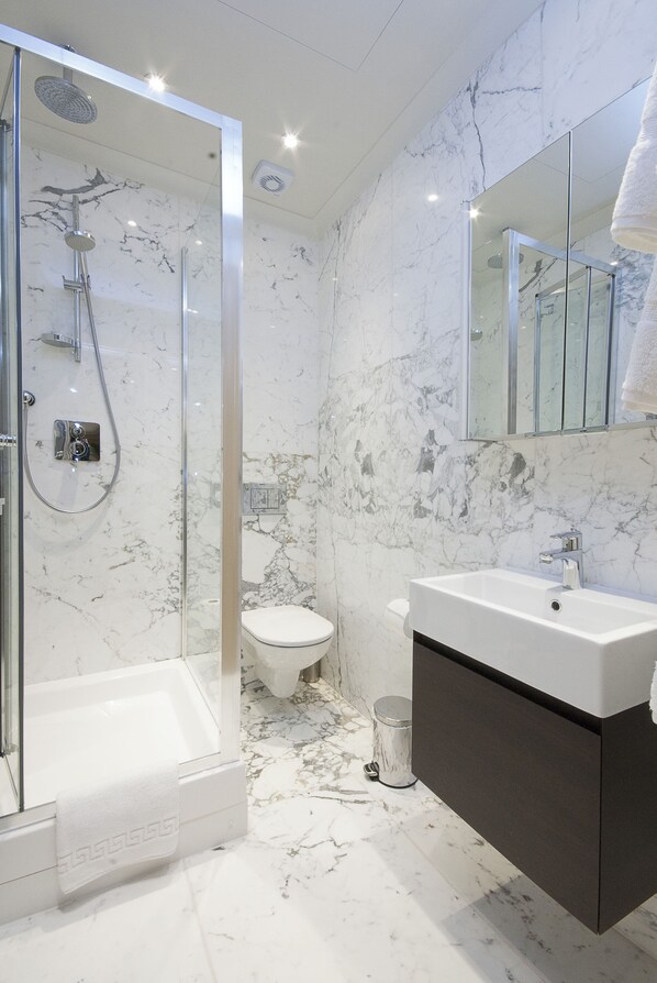 Badkamer met douche