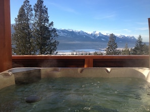 Jetted bathtub
