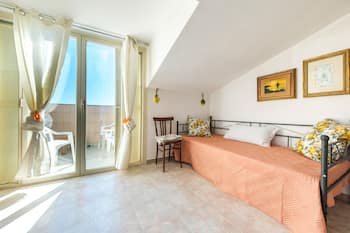 Room 'Lemon' with Mountain View, Shared Pool and Shared Terrace