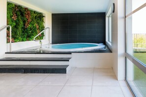 Indoor spa tub