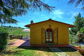 Vista frontal de la propiedad