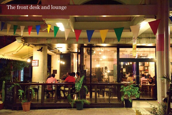 Lobby lounge