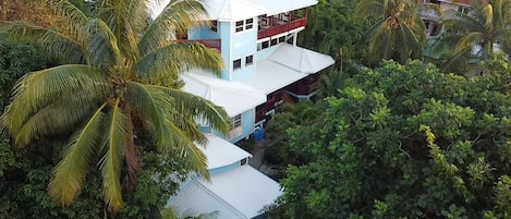 Vista frontal de la propiedad
