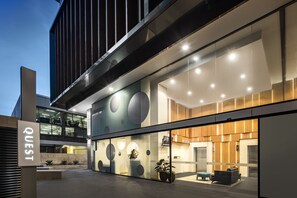 Fachada da propriedade à noite