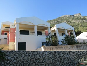 Vista frontal de la propiedad