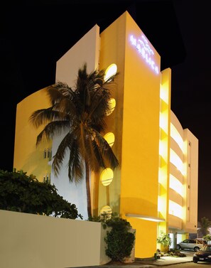 Fachada del alojamiento - Noche