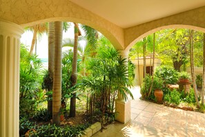 Vista frontal de la propiedad