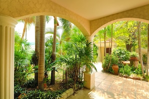 Vista frontal de la propiedad