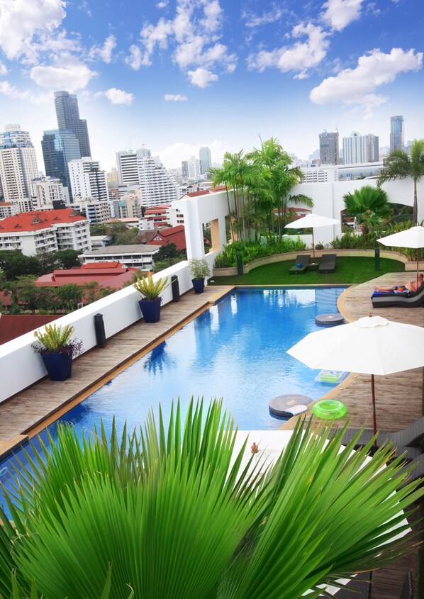 Piscina no piso superior