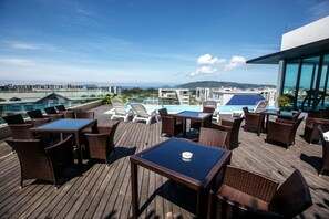 Pool med vattenfall