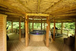 Outdoor spa tub