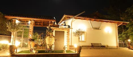 Fassade der Unterkunft – Abend/Nacht