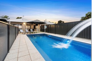 Pool med vattenfall