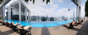 Piscina no piso superior