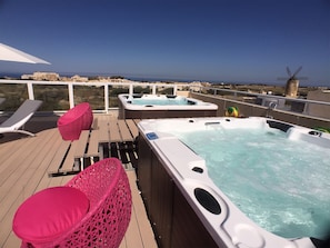 Outdoor spa tub