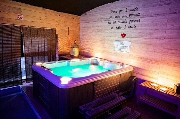 Indoor spa tub