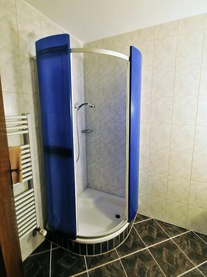 Dusche im Bad
