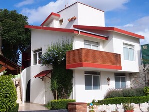 Vista frontal de la propiedad
