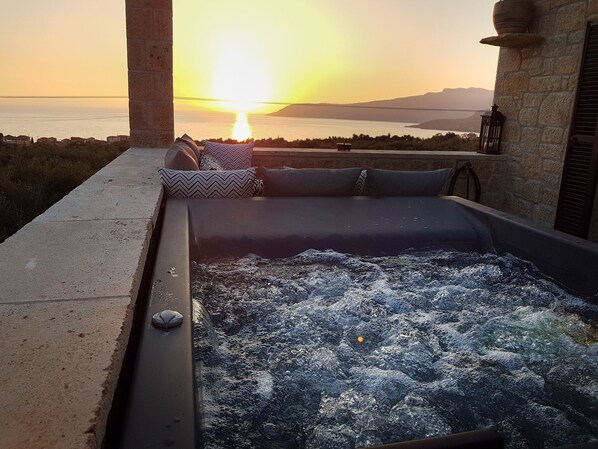 Outdoor spa tub