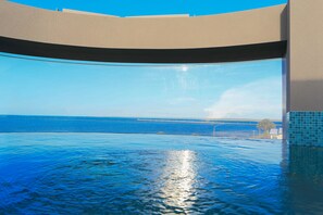 Infinity pool