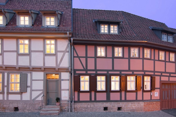 Fassade der Unterkunft – Abend/Nacht