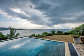 Infinity-pool