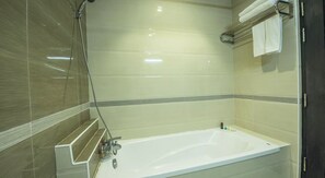 Deep soaking bathtub