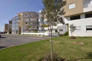 Vista frontal de la propiedad