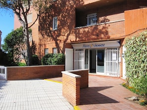 Vista frontal de la propiedad
