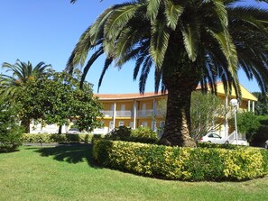 Vista frontal de la propiedad