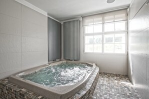 Tina de hidromasaje interior