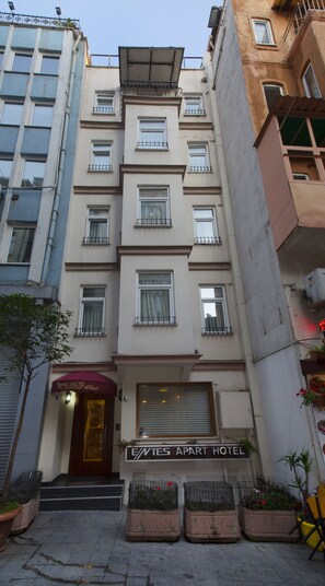 Vista frontal de la propiedad